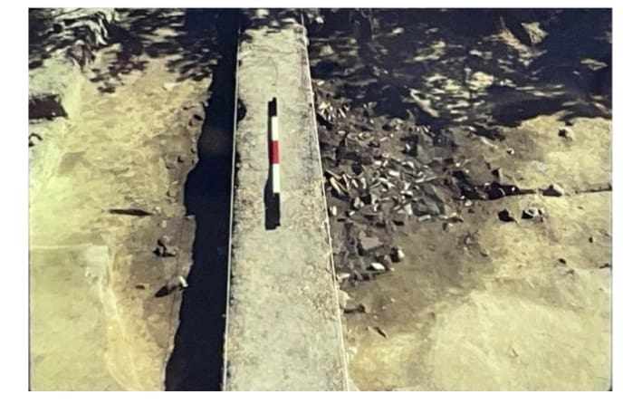 Figure 2 (Top left) Aerial view of the Rebellion pit (facing east) with only the top of the refuse deposit exposed (Luccketti/JRI 1984).